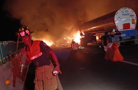 Choque tráileres deja un muerto en vía La Tinaja-Cosoleacaque