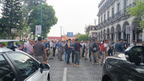 Empleados protestan por anomalías en la CMAS de Xalapa