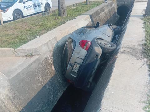 Abandonan automóvil en canal de aguas negras en Coatzacoalcos