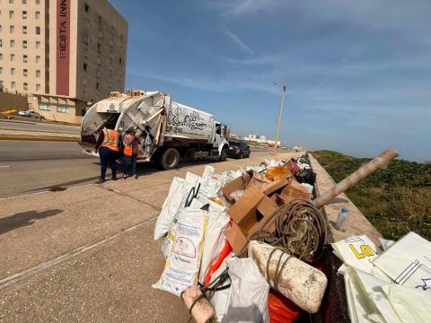 Hallan llantas, pañales y residuos médicos en playas de Coatzacoalcos