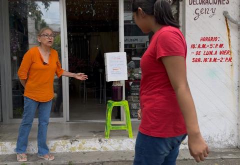 Comerciante instala punto de hidratación por ola de calor en Coatza
