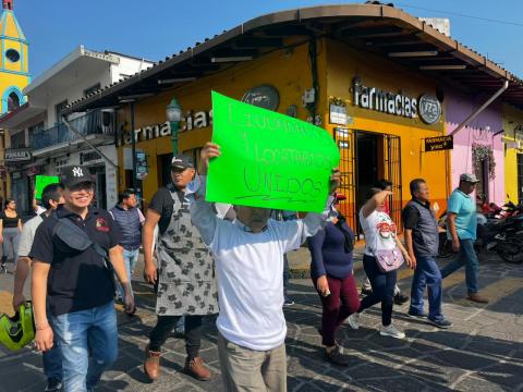 Locatarios de mercado en Coatepec protestan por ambulantaje