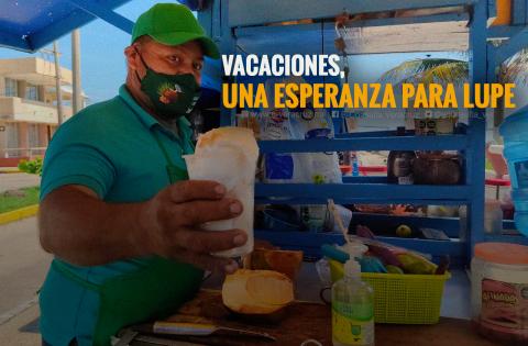 Guadalupe espera ansioso el verano para vender más cocos en Coatza