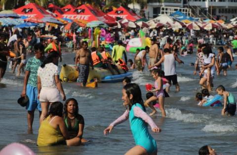 Aún sin Carnaval, se llenan playas de Veracruz en pandemia