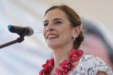 Por horas, prensa espera a Gutiérrez Müller, ella los ignora