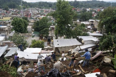 Cientos de familias xalapeñas viven en zonas vulnerables, propicias a deslaves. Agencia Fotover