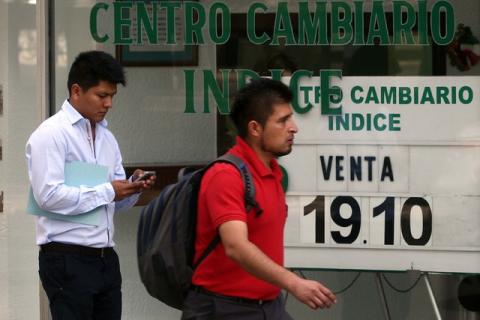Dólar cotiza a $19.40 en aeropuerto de la CDMX