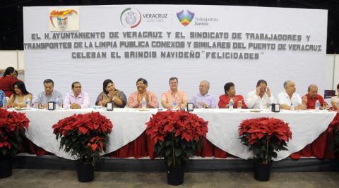 Brinda Ramón Poo parabienes a trabajadores del Sindicato de Limpia Pública por temporada Navideña image 1