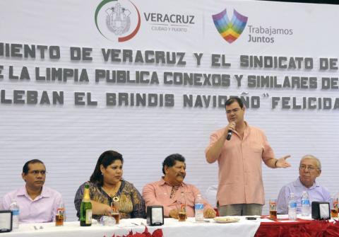 Brinda Ramón Poo parabienes a trabajadores del Sindicato de Limpia Pública por temporada Navideña image 2