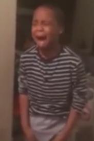 Unos padres le hacen creer a su hijo que tiene ébola