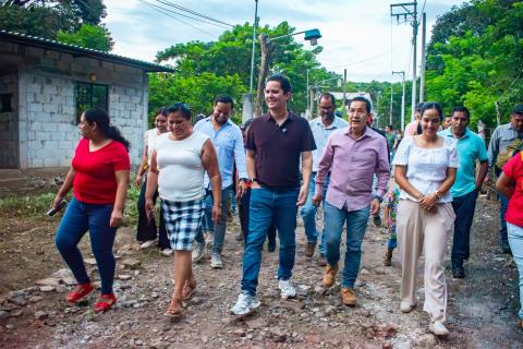 Inaugura Ayuntamiento ampliación de red eléctrica en tres calles de San Andrés Tuxtla