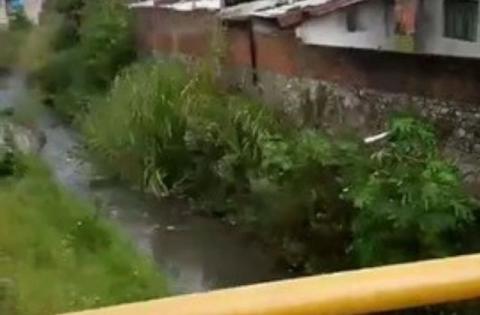 Localizan cuerpo en aguas negras de Río Blanco