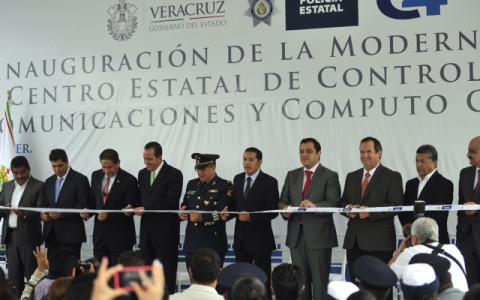 Todos listos para cortar el listón de inauguración en el C4. Foto: e-consulta