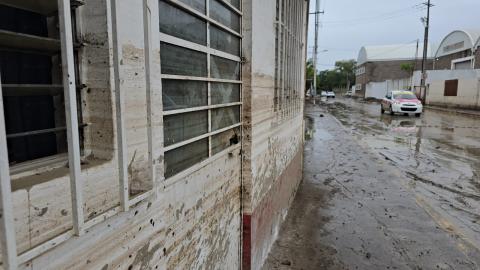 Escuela en Poza Rica sigue en ruinas tras un mes de la inundación
