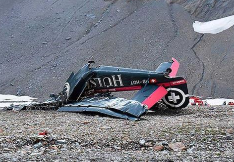 Veinte muertos al estrellarse avión militar en Suiza