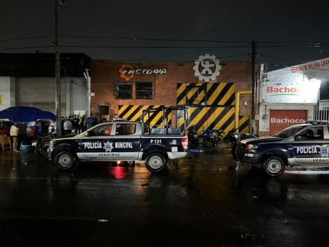 Guardias de antro La Factoría dan golpiza a joven, en Veracruz