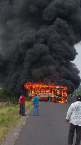 Muere niño de 3 años y su padre en accidente carretero en Tlalixcoyan image 1