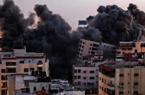 Israel derriba con bombas edificio de 13 pisos en Gaza