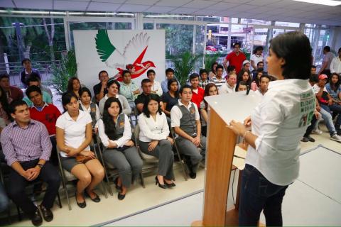 La candidata a diputada federal por el distrito X Xalapa Urbano, Elízabeth Morales García al convivir con jóvenes de esta ciudad, afirmó que trabajará desde el Congreso Federal por un proyecto de una ciudad modelo que permita el desarrollo económico y la detonación de más y mejores empleos para los jóvenes, a quienes invitó a unirse a este proyecto el próximo siete de junio.