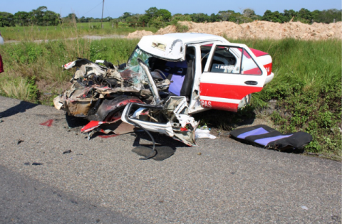 Fuerte accidente en la Ocozocoautla-Las Choapas; tráiler impacta a taxi
