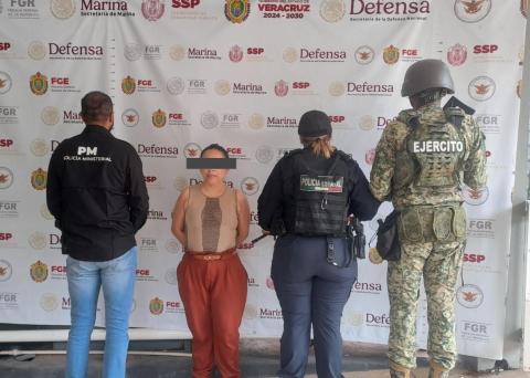 Por violencia familiar, detienen a funcionaria municipal de Minatitlán