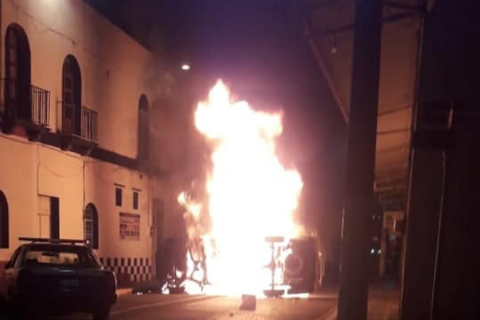 Taxistas incendian patrulla tras muerte de compañero en los separos