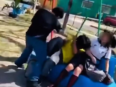 VIDEO | Joven da golpiza a otro en parque de Veracruz VIDEO | Joven da golpiza a otro en parque de Veracruz