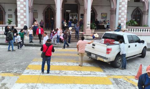 Habitantes de Los Kilates toman el palacio municipal de Altotonga