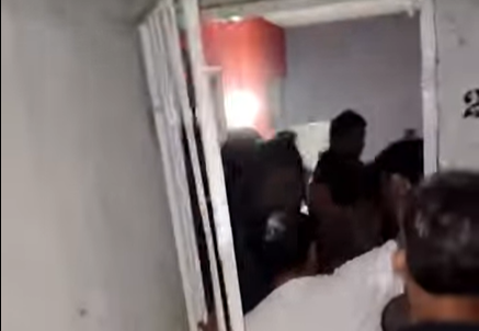 Habitantes de Río Medio sacan a golpes de su domicilio a vecino violento