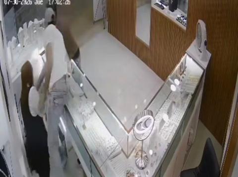 Hombres armados asaltan joyería Praga en Plaza Ánimas, en Xalapa