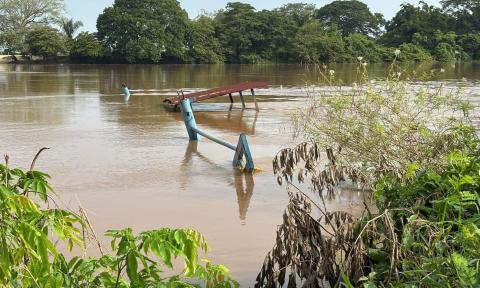 Suspenden transporte en panga por crecida del río en Hidalgotitlán