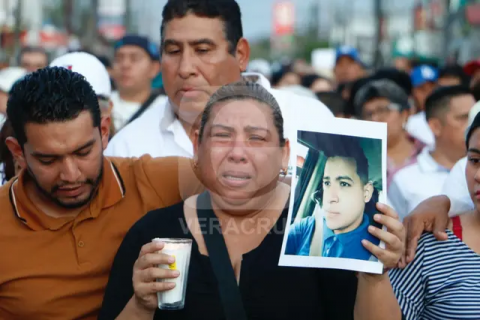 Hay un policía prófugo, no sé quién le ayudó: madre de Brando