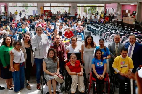 Atestigua Tanya Viveros la entrega de sillas de ruedas a personas con discapacidad