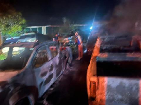 Incendio provocado en corralón de Acayucan consume 27 vehículos