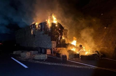 Incendio de tractocamión paraliza la autopista Xalapa–Perote