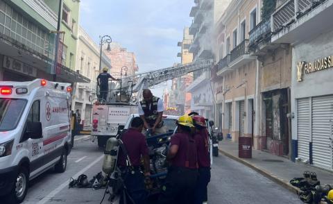 Incendio consume bodega de zapatería en centro de Veracruz