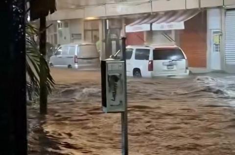 Lluvias provocan inundaciones en calles de Catemaco Lluvias provocan inundaciones en calles de Catemaco