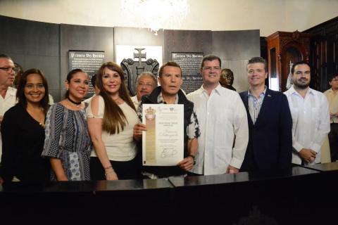 Gobierno Municipal de Veracruz nombra “Visitante Distinguido” a Julio César Chávez