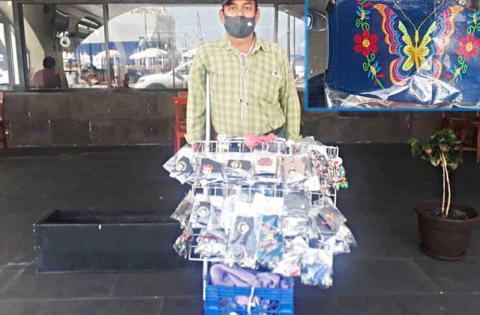 José cambió la medicina naturista por cubrebocas