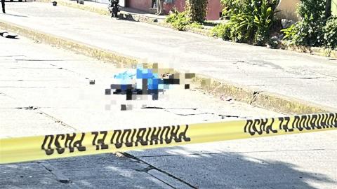 Motociclista muere tras derrapar en Xalapa; pasajera está herida