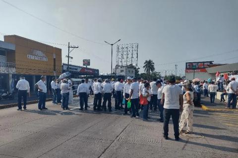 Jubilados de CFE bloquearon Díaz Mirón por recorte a sus pensiones