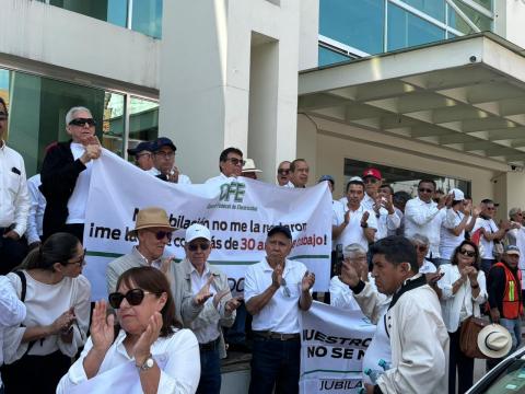 Jubilados de CFE y Pemex marchan en Xalapa por derechos laborales