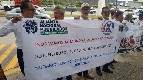 Jubilados de Xalapa exigen al Poder Judicial frenar recorte a pensiones