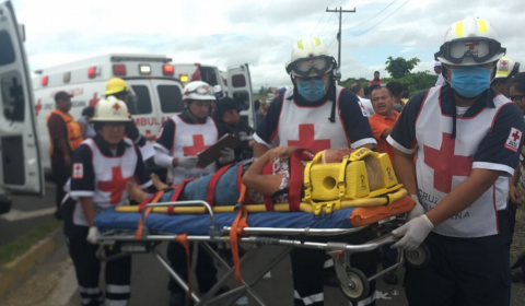 Confirman 25 lesionados por volcadura de autobús en carretera Veracruz- Cardel