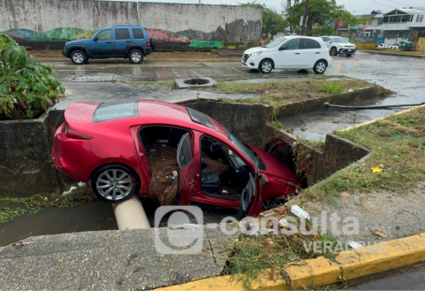 Por lluvia, auto habría caído a canal pluvial en Coatza