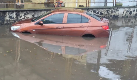 Lluvia deja inundaciones y colapso de barda en Xalapa