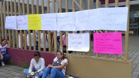 Tras muerte de maestra, estalla manifestación contra ISSSTE en Córdoba