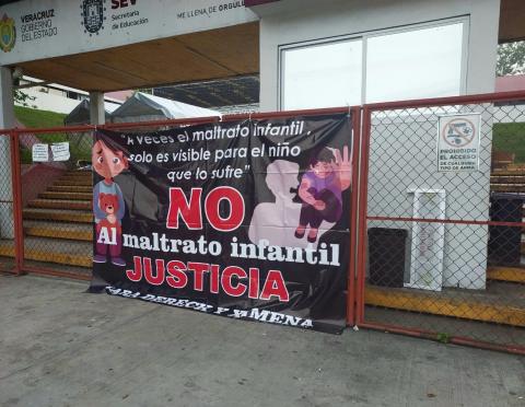 Madre protesta en SEV por maltrato infantil en primaria de El Higo
