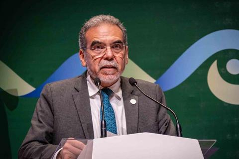 Martín Aguilar pide prórroga para seguir como rector de la UV