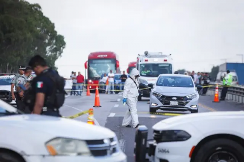 Asesinan a dos en la autopista Amozoc durante robo de camioneta